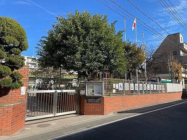 足立区立鹿浜こども園第一園舎 徒歩10分。 750m