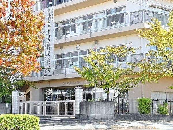 足立区立第一中学校 徒歩13分。 980m