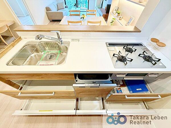 嬉しい3口コンロ。ビルトイン食器洗浄機の為場所を取らず忙しい朝も快適になります。また、収納はスライド式の為、奥にしまい込んだ調理器具等の取り出しもスムーズに行えるため、調理がはかどりますね