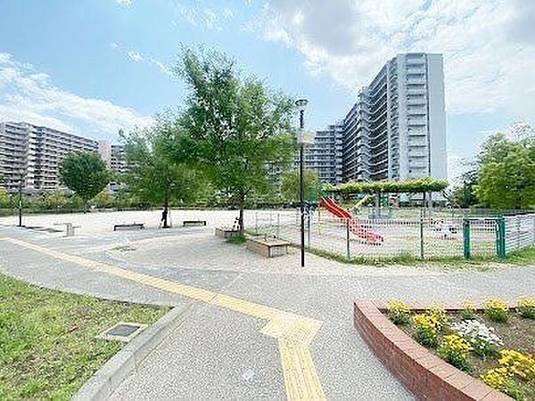 足立区立新田稲荷公園 徒歩4分。 320m