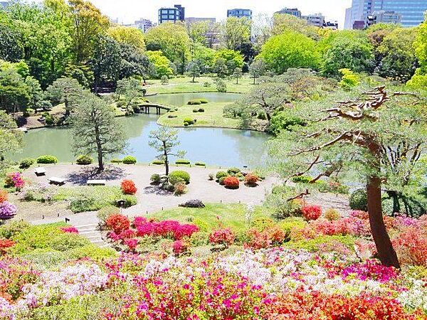 六義園 徒歩9分。 670m
