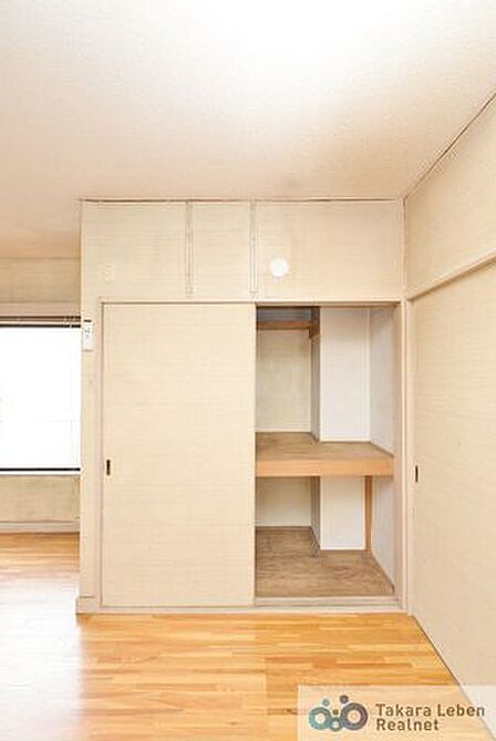 掃除用具や季節の小物を収納できるリビング収納