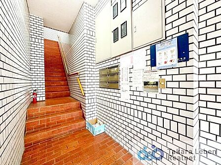 マンションエントランスです。落ち着いた温かみのある色調で、住む人をやさしく迎えてくれます。