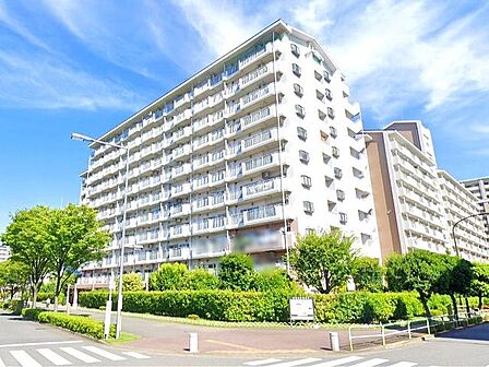 街並みに調和する端正なフォルムが印象的なマンション。主張しすぎない佇まいの中にも、洗練された存在感が感じられ、住まう方の誇りを静かに演出します。