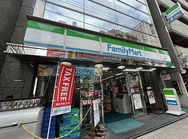 ファミリーマート日暮里店 徒歩1分。 60m