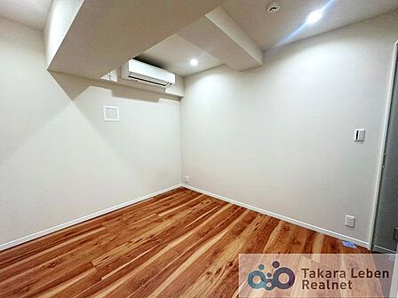 サービスルーム。シンプルで使い勝手の良い洋室は、子ども部屋におすすめ。生活スタイルの変化にも柔軟に対応できます。