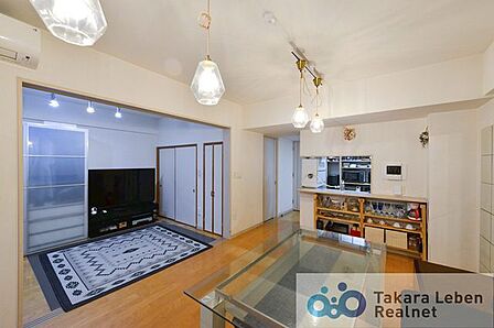 家族だけのプライベートタイムを心地よく過ごせる、約13.9帖のリビング空間。住まう方のライフスタイルを尊重し、オンリーワンの空間を創り出します。