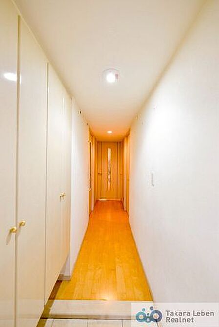 ナチュラルカラーの室内廊下、明るく開放感のある空間を演出します。