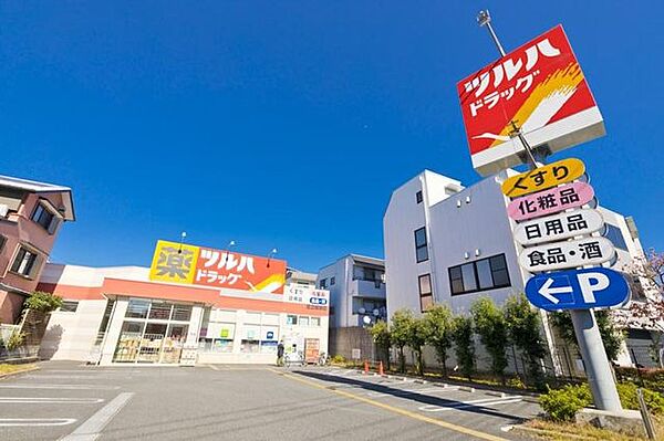 ツルハドラッグ足立綾瀬店 徒歩5分。 390m