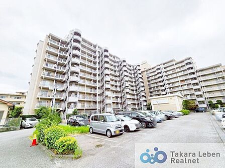 東武伊勢崎線「獨協大学前」駅から徒歩12分。陽当り良い閑静な佇まいの総戸数167戸11階建大規模マンション。