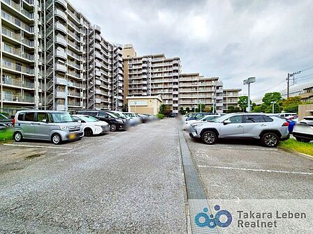 平面駐車場なのでお車の出し入れもスムーズに行うことができます。(空き要確認)