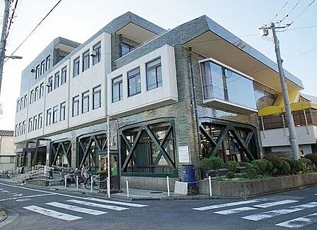 葛飾区立お花茶屋図書館 徒歩10分。 800m