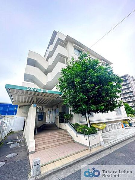 マンションエントランスです。落ち着いた温かみのある色調で、住む人をやさしく迎えてくれます。