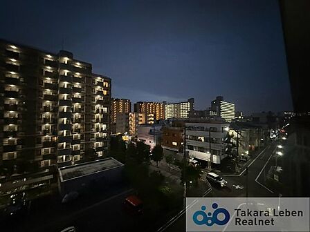 住戸からの眺望。遮るものがなく開放的な景色が広がります。心地の良い風と柔らかい採光をお部屋に取り込んでくれ、日々の生活がより豊かになります。