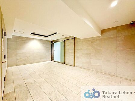 マンションエントランスです。落ち着いた温かみのある色調で、住む人をやさしく迎えてくれます。広々とした高級感溢れるエントランスが、ワンランク上の生活をお約束致します。