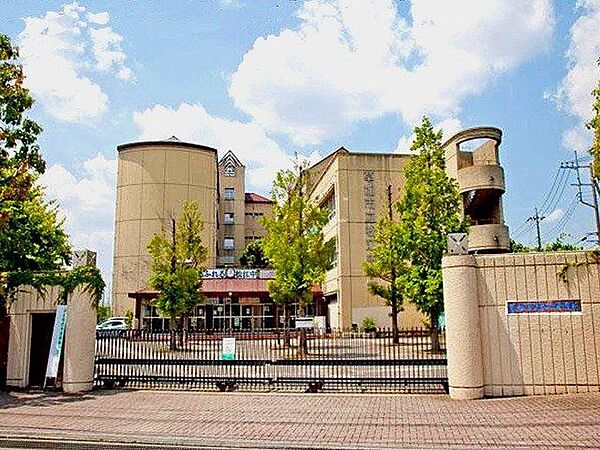 草加市立松江中学校 徒歩14分。 1100m