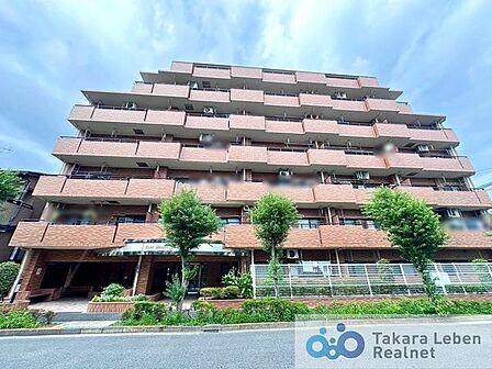 陽光を浴び照らされた美しい煌めきのフォルムが、周りの風景に馴染みながらも存在感を際立たせております。もちろん、その中にもどこか優しさを感じさせるカラーを採用し、住まう人を優しく包み込みます。