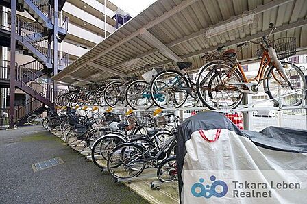 駐輪場は1台1台をきれいに止められる仕様なので、常にきれいさを保っています。ここから管理の良さがうかがえますね。（空き要確認）