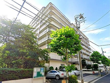 周囲の風景と美しく調和した外観は、主張しすぎず、それでいて印象に残る佇まい。敷地内駐車場、駐輪場、バイク置き場あり（空き状況要確認）