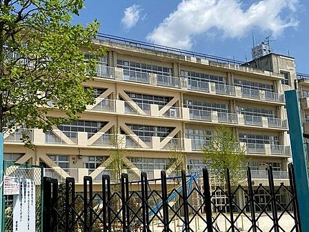 松戸市立殿平賀小学校 徒歩5分。 390m