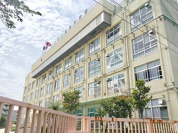 足立区立栗島中学校 徒歩8分。 620m