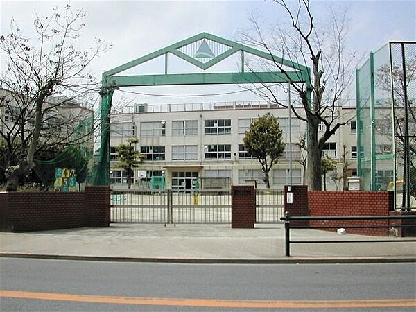 足立区立西新井小学校 徒歩6分。 470m