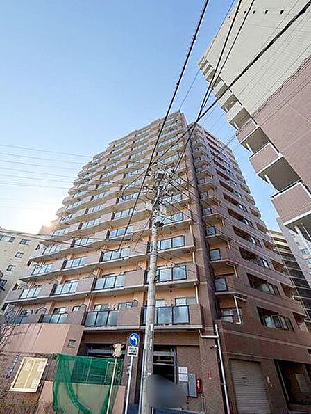 洗練されたフォルムと柔らかな印象を併せ持つ外観デザイン。街並みに自然と溶け込みながら、居住者様を優しく迎え入れます。