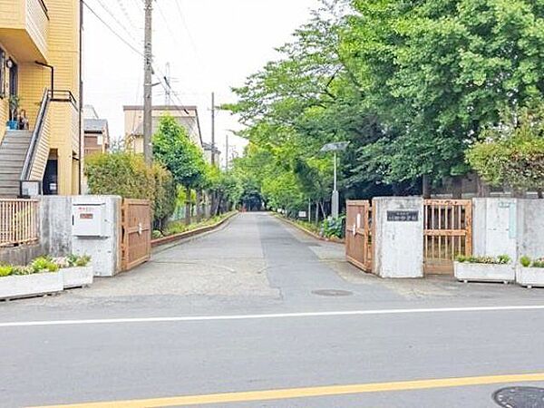 草加市立川柳中学校 徒歩15分。 1200m