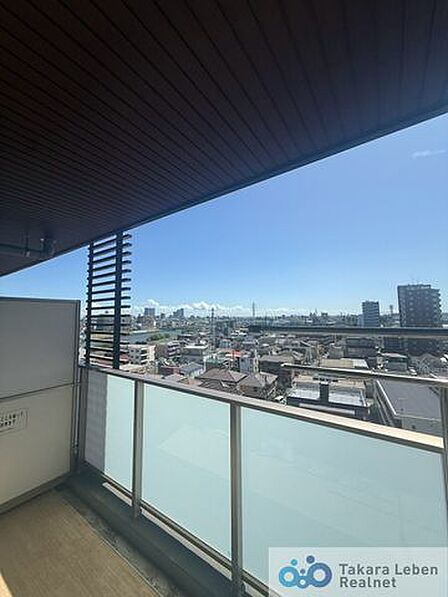 陽光が燦々と入り込む明るいバルコニー。