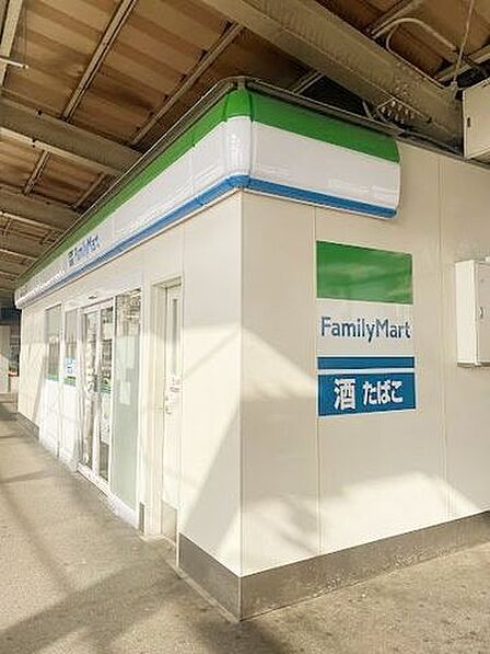 ファミリーマート青砥駅下りホーム店 徒歩12分。 910m
