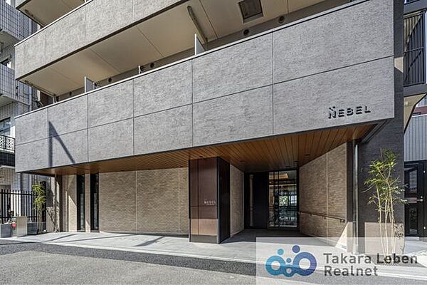 マンションエントランスです。落ち着いた温かみのある色調で、住む人をやさしく迎えてくれます。広々とした高級感溢れるエントランスが、ワンランク上の生活をお約束致します。