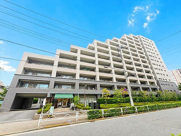 街に馴染みつつも確かな存在感を放つ、洗練された外観。シンプルながらも細部まで配慮されたデザインが、上質な暮らしへの期待を高めます。