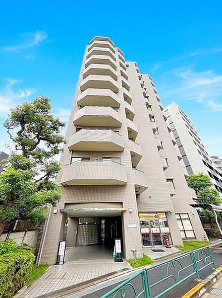 街に馴染みつつも確かな存在感を放つ、洗練された外観。シンプルながらも細部まで配慮されたデザインが、上質な暮らしへの期待を高めます。