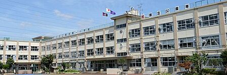 足立区立鹿浜第一小学校 徒歩1分。 80m