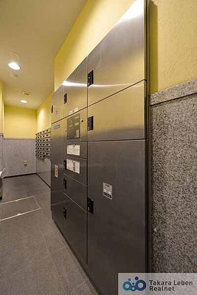 不在時の荷物の受け取りに便利な宅配ボックス。再配達依頼時の休日の時間の拘束から解放されます。