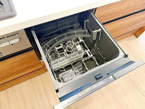 【食器洗乾燥機】面倒ごとは食器を並べてスイッチを押すだけ。後はお子様やご家族、友人との楽しいひと時をお過ごしください。