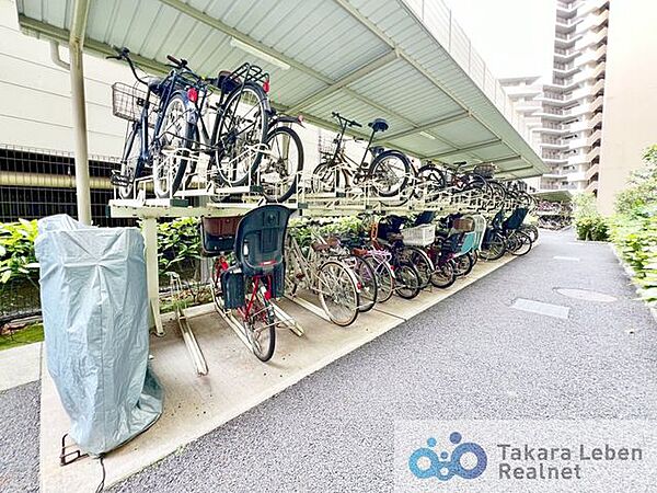 駐輪場は1台1台をきれいに止められる仕様なので、常にきれいさを保っています。ここから管理の良さがうかがえますね。