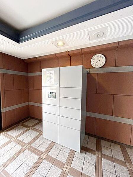 不在時の荷物の受け取りに便利な宅配ボックス。再配達依頼時の休日の時間の拘束から解放されます。