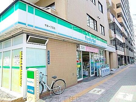 ファミリーマート千束一丁目店 徒歩2分。 90m