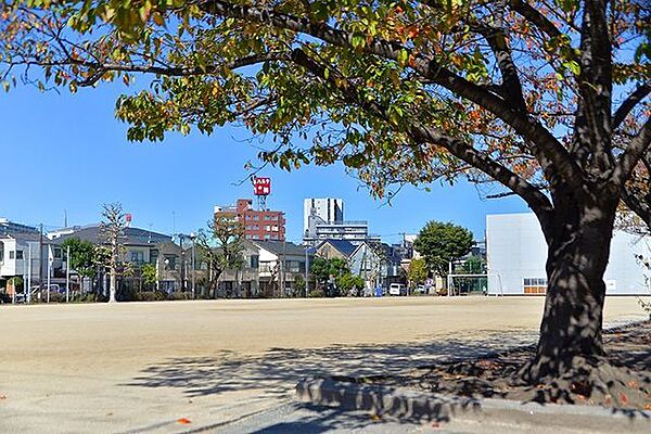 千住スポーツ公園 徒歩12分。 950m