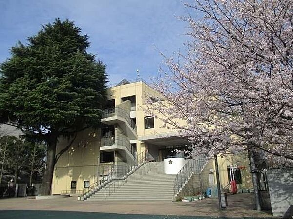 豊島区立目白小学校 徒歩5分。 400m