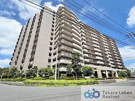 東京メトロ日比谷線「北千住」駅 徒歩13分。複数沿線利用可能な好立地。全234戸の大型マンションで、しっかりした管理体制が安心ポイントです。