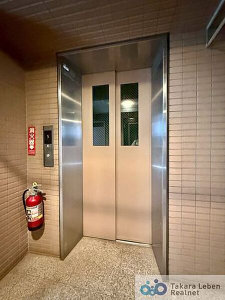 エレベーターのあるマンションは、ベビーカーや荷物の移動もしやすい環境。家族での暮らしにも取り入れやすい住まいです。