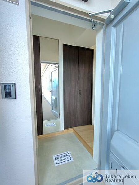 トールサイズのシューズボックスに姿見付き、鍵置きなどに活用できるカウンター付きの玄関です。
