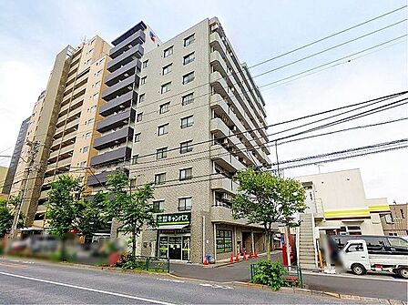 周囲の風景と美しく調和した外観は、主張しすぎず、それでいて印象に残る佇まい。住むほどに愛着が深まる、落ち着きあるデザインです。