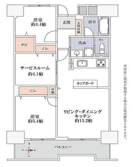 作業のしやすい壁付けタイプのシステムキッチン。各所に収納を設けており荷物が多い方も安心です。