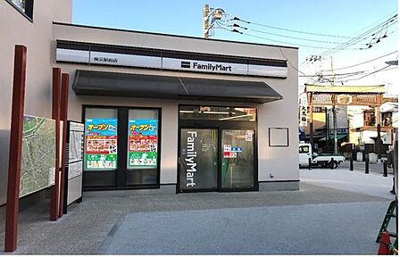 ファミリーマート柴又駅前店 徒歩9分。 650m