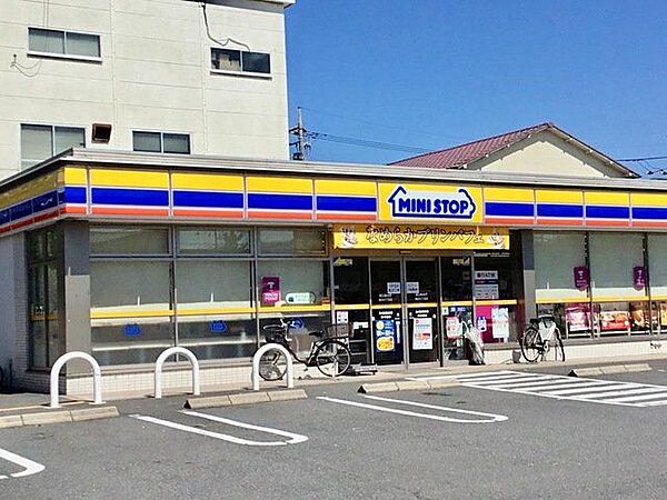 ミニストップ鹿浜4丁目店 徒歩4分。 250m