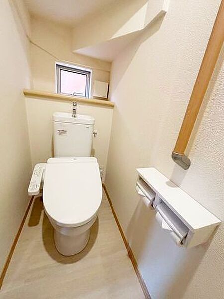 通風・採光に優れており、心地よい光と風が溢れています。 2か所にトイレがあり、朝のトイレラッシュを回避できそうです。