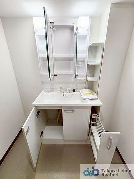 気持ちの良い朝はキレイな洗面所から♪化粧台の鏡裏や下部は収納力豊富。モノが出がちな洗面所がスッキリ片付きます。